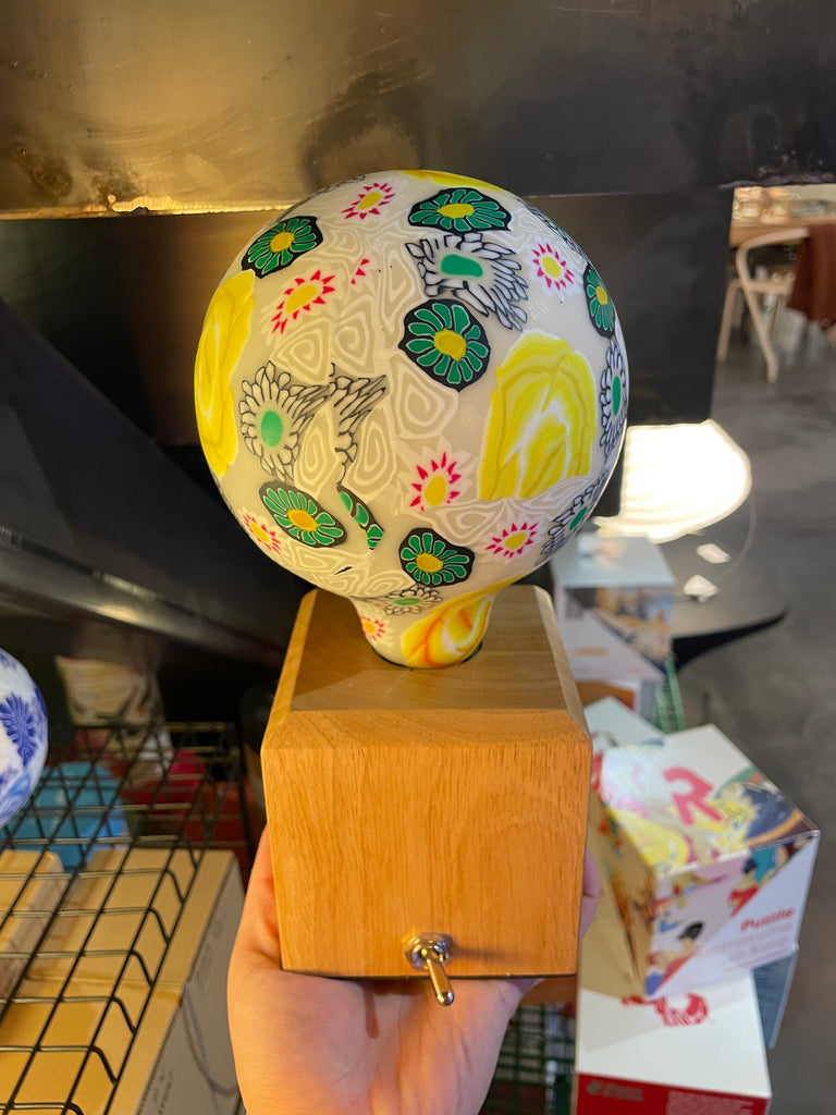 Une ampoule fleuries Nexel à filament LED en verre et en céramique. Code de l'ampoule P051.