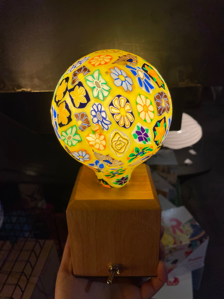 Une ampoule fleuries Nexel à filament LED en verre et en céramique. Code de l'ampoule P9.