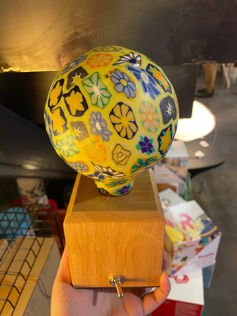 Une ampoule fleuries Nexel à filament LED en verre et en céramique. Code de l'ampoule P9.