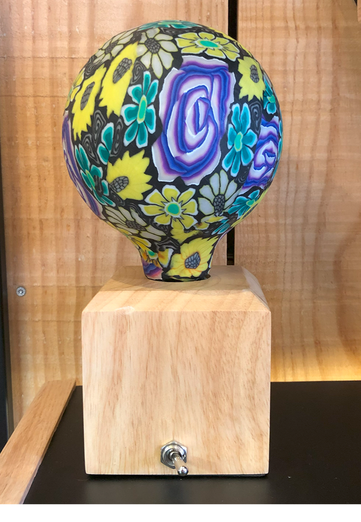 Une ampoule fleuries Nexel à filament LED en verre et en céramique. Code de l'ampoule P3.