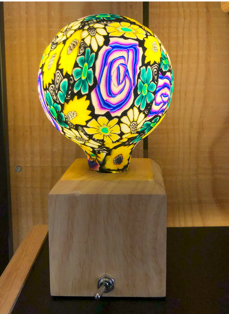 Une ampoule fleuries Nexel à filament LED en verre et en céramique. Code de l'ampoule P3.

