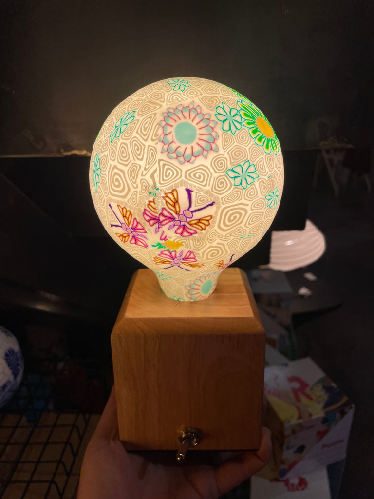 Une ampoule fleuries Nexel à filament LED en verre et en céramique. Code de l'ampoule P4.