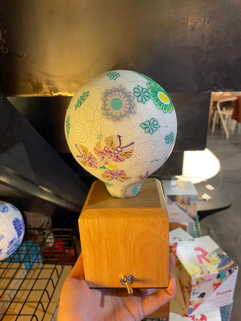 Une ampoule fleuries Nexel à filament LED en verre et en céramique. Code de l'ampoule P4.