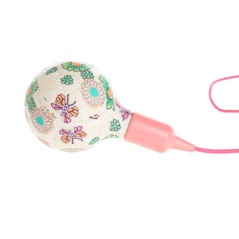 Une ampoule fleuries Nexel à filament LED en verre et en céramique. Code de l'ampoule P4.