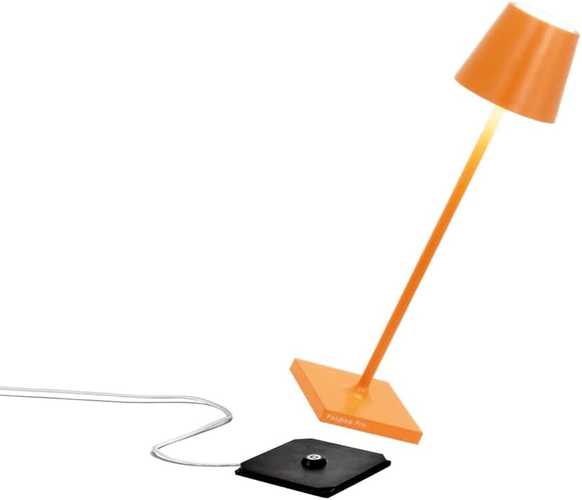 Lampe Nomade Poldina Micro de la marque Zafferano, en aluminium, avec 3 intensités : chaude, neutre et froide. Coloris Orange.